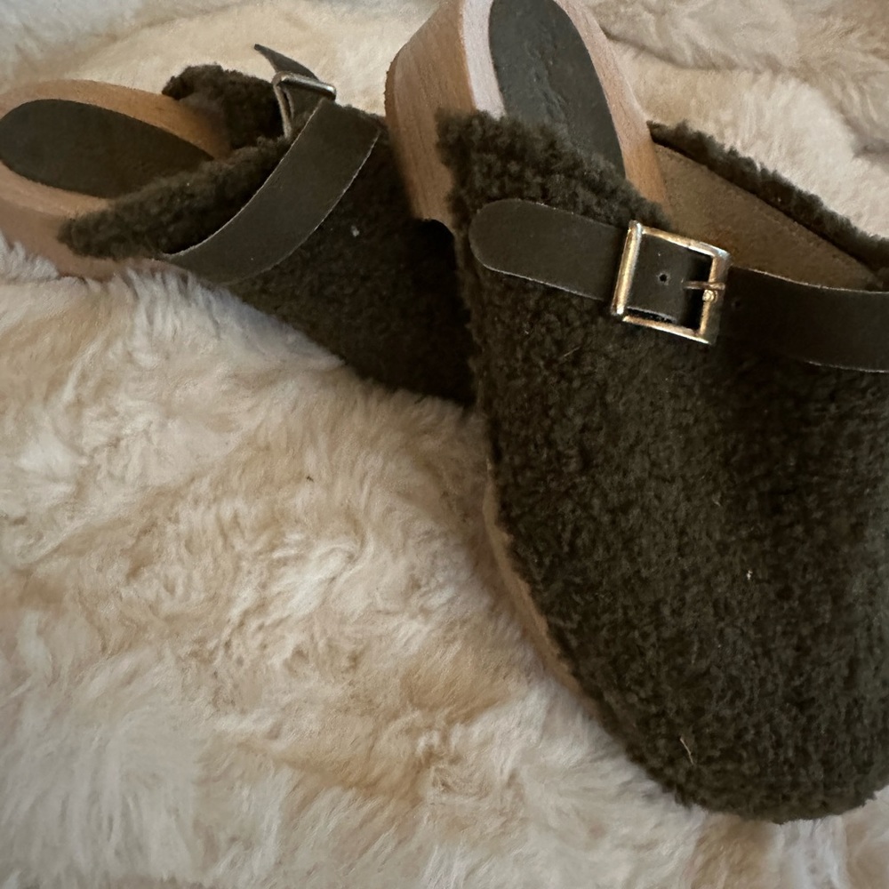 Lintervale green fuzzy clog